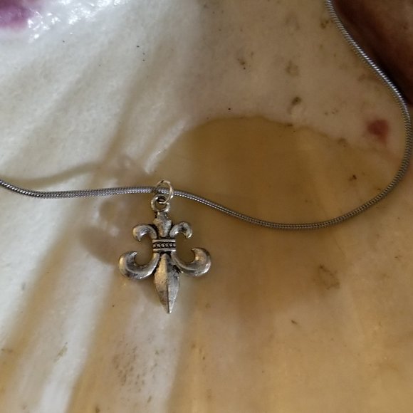 2pc Fluer De Lis Necklace and Earring Set - Picture 2 of 2